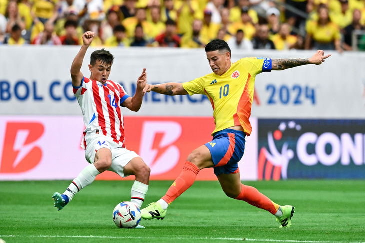 James Rodriguez (phải) luôn rực sáng trong màu áo tuyển Colombia - Ảnh: REUTERS